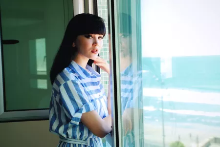 Летнее наслаждение: голая красавица у окна