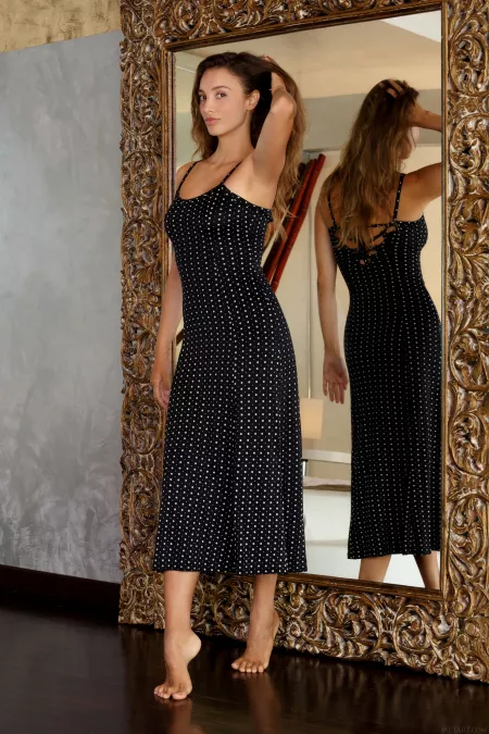 Изящная элегантность: обнаженная модель в фотосессии