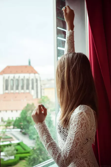 Блондинка у окна: эротический фотосет