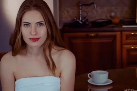 Счастливый кадр: чарующая молодая модель